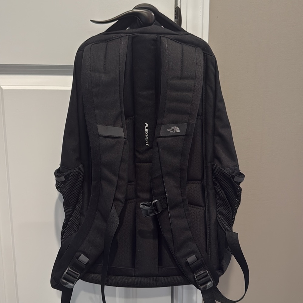 The North Face Vault Backpack 
SMOKE FREE home 
No sign of any kind of wear - Picture 3 of 3